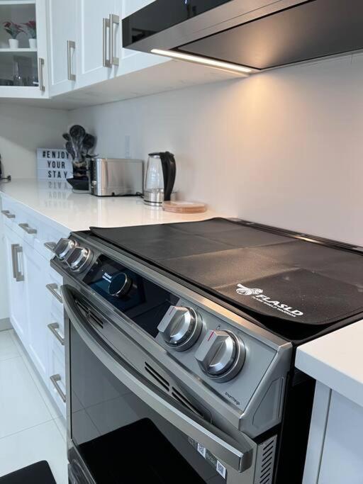 Brand New 4 Bedroom Villa By Hamilton Airport! Exterior foto