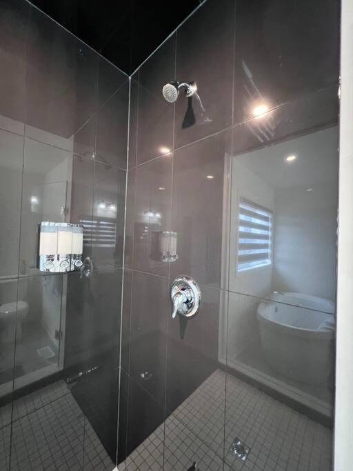 Brand New 4 Bedroom Villa By Hamilton Airport! Exterior foto