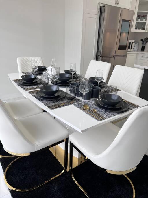 Brand New 4 Bedroom Villa By Hamilton Airport! Exterior foto