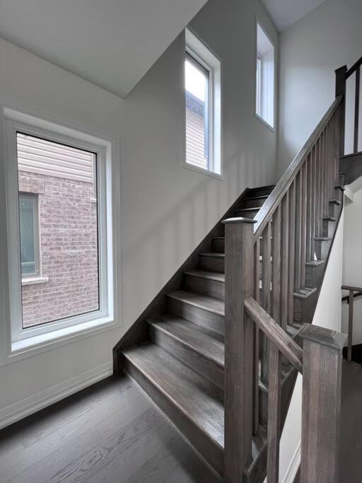 Brand New 4 Bedroom Villa By Hamilton Airport! Exterior foto